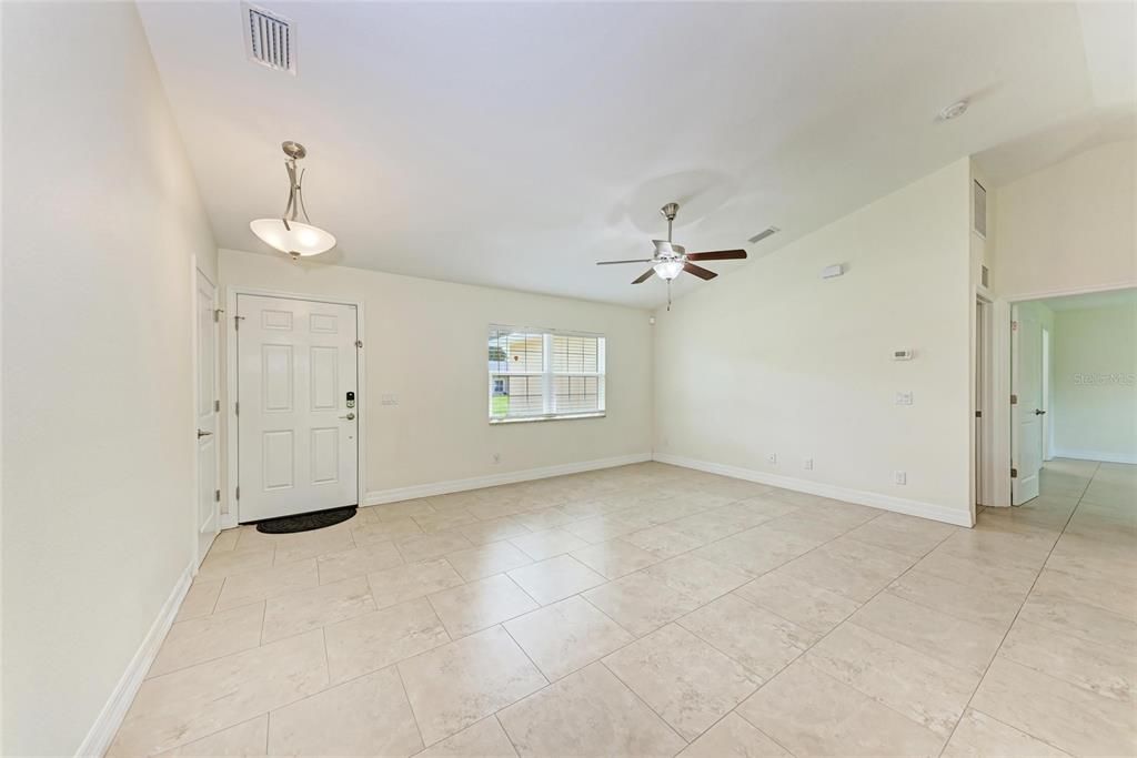 Activo con contrato: $1,900 (3 camas, 2 baños, 1427 Pies cuadrados)