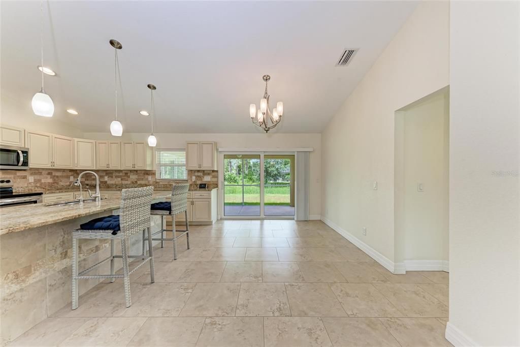 Activo con contrato: $1,900 (3 camas, 2 baños, 1427 Pies cuadrados)