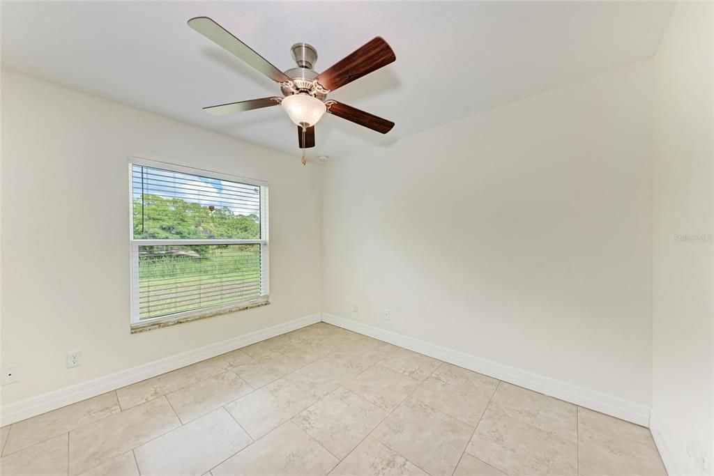 Activo con contrato: $1,900 (3 camas, 2 baños, 1427 Pies cuadrados)