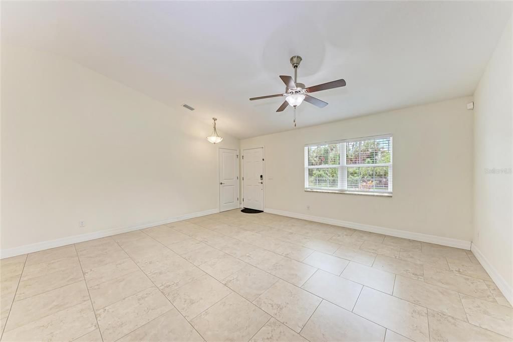 Activo con contrato: $1,900 (3 camas, 2 baños, 1427 Pies cuadrados)