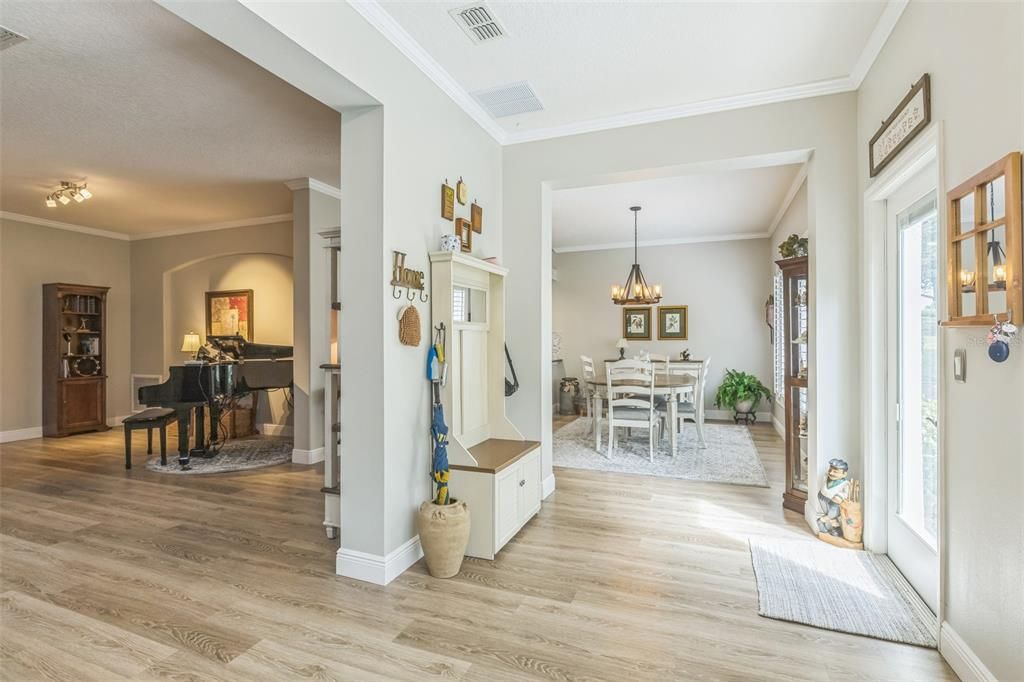 合同活跃: $440,000 (3 贝兹, 2 浴室, 2223 平方英尺)