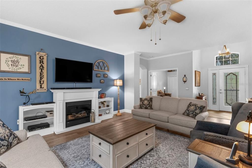 合同活跃: $440,000 (3 贝兹, 2 浴室, 2223 平方英尺)