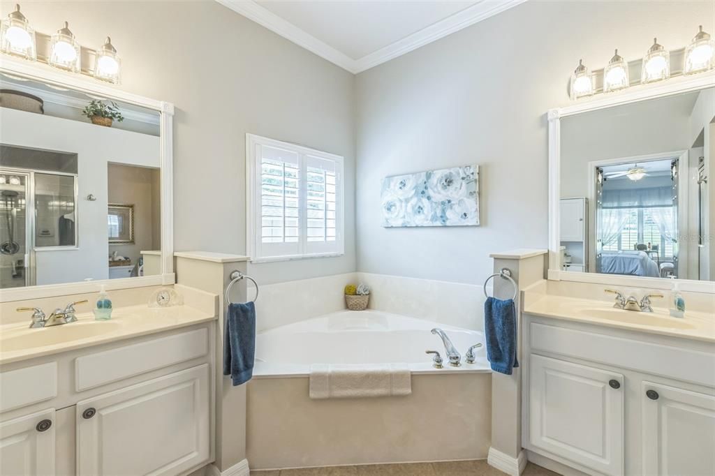 合同活跃: $440,000 (3 贝兹, 2 浴室, 2223 平方英尺)