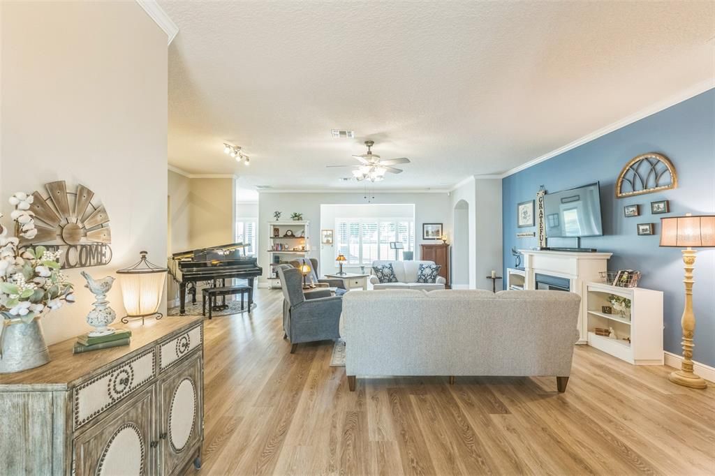 合同活跃: $440,000 (3 贝兹, 2 浴室, 2223 平方英尺)