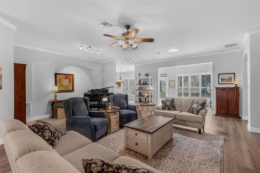 合同活跃: $440,000 (3 贝兹, 2 浴室, 2223 平方英尺)