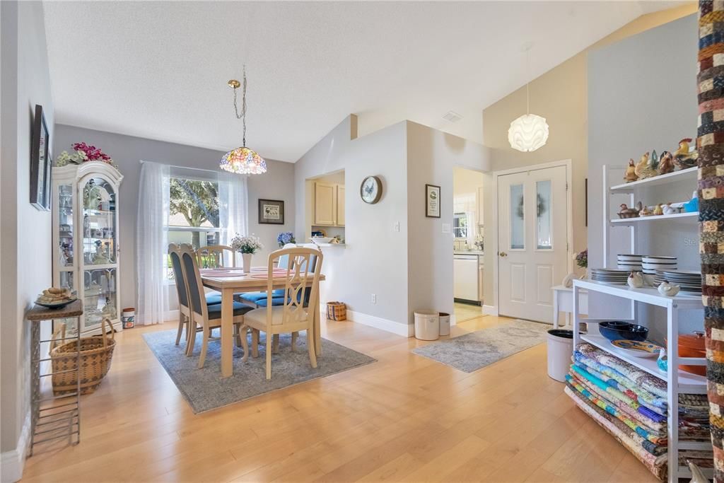 Active With Contract: $235,000 (2 beds, 2 baths, 1095 Square Feet)