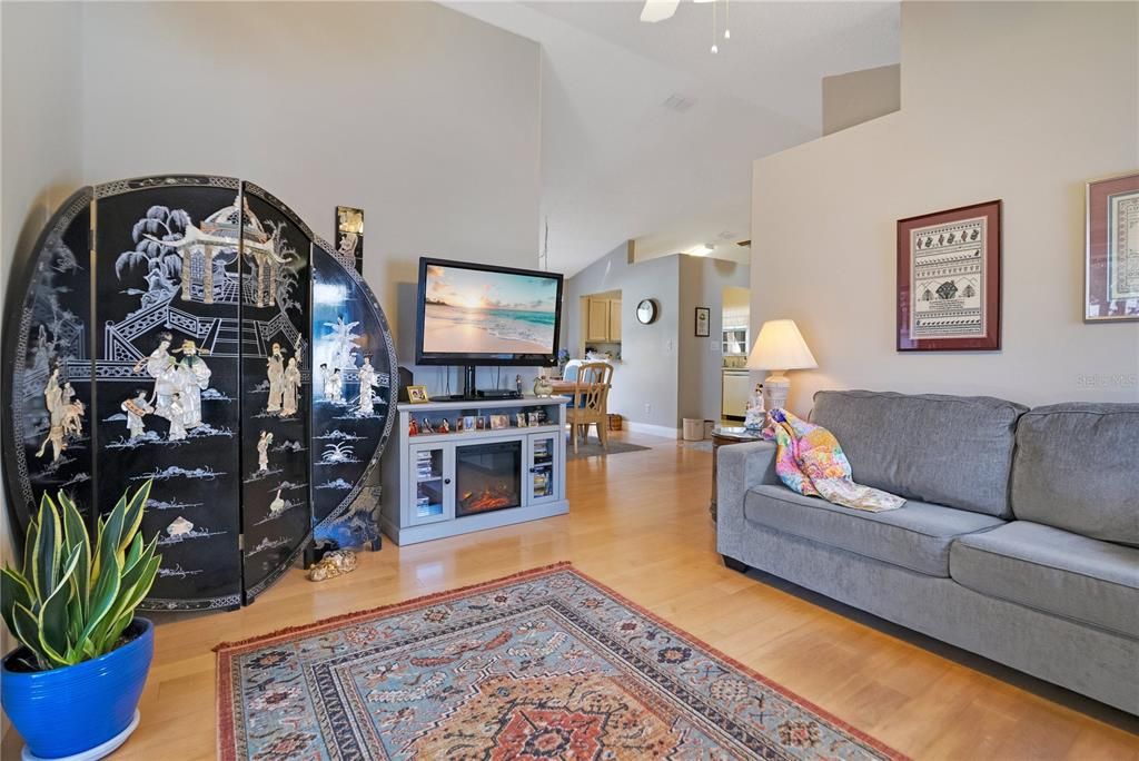 Active With Contract: $235,000 (2 beds, 2 baths, 1095 Square Feet)