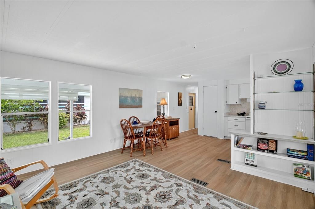 For Sale: $99,500 (2 beds, 1 baths, 784 Square Feet)