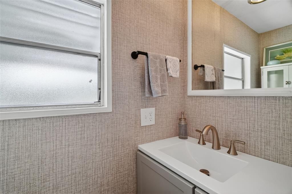 For Sale: $99,500 (2 beds, 1 baths, 784 Square Feet)