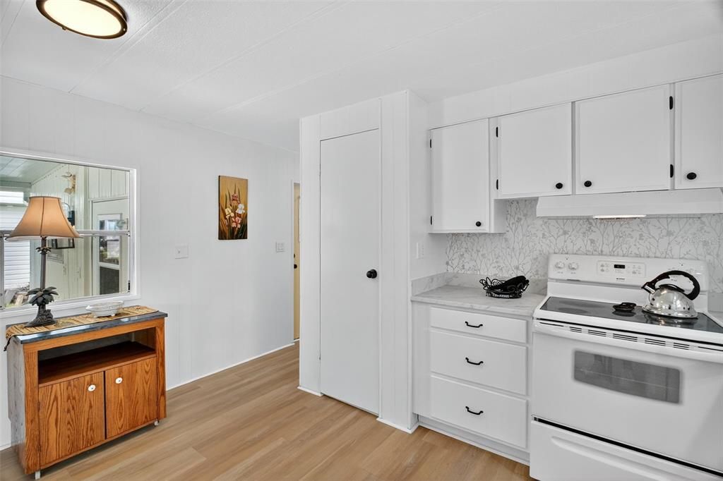 For Sale: $99,500 (2 beds, 1 baths, 784 Square Feet)