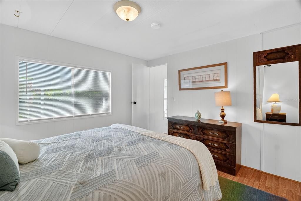 For Sale: $99,500 (2 beds, 1 baths, 784 Square Feet)