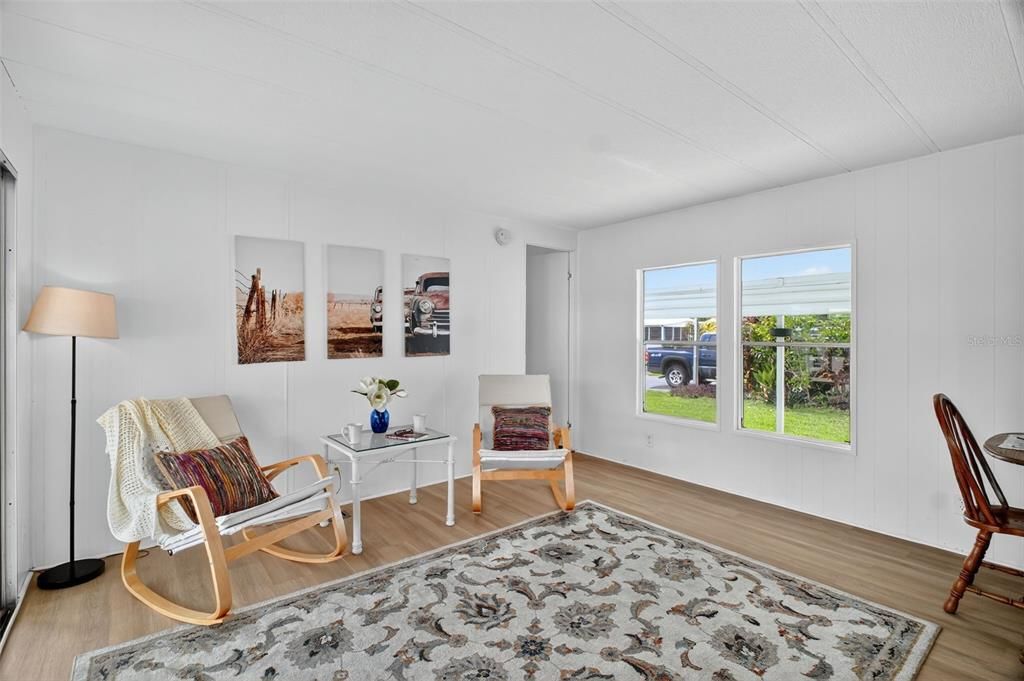 For Sale: $99,500 (2 beds, 1 baths, 784 Square Feet)