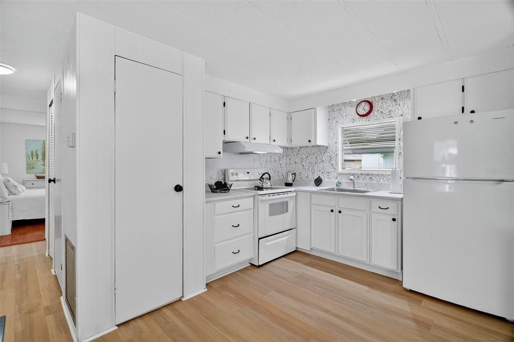 For Sale: $99,500 (2 beds, 1 baths, 784 Square Feet)