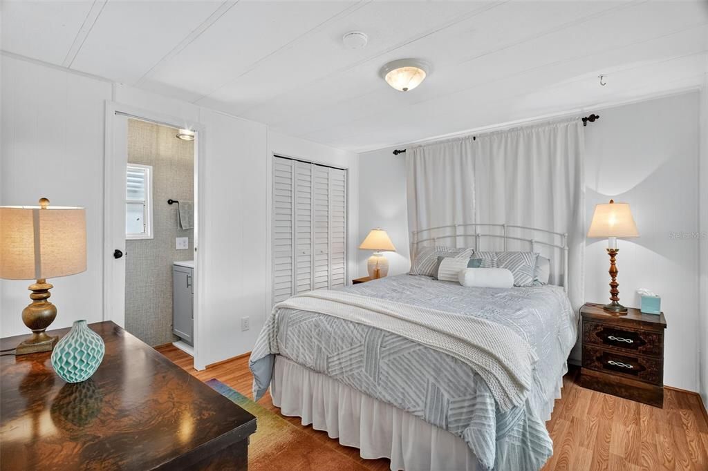 For Sale: $99,500 (2 beds, 1 baths, 784 Square Feet)