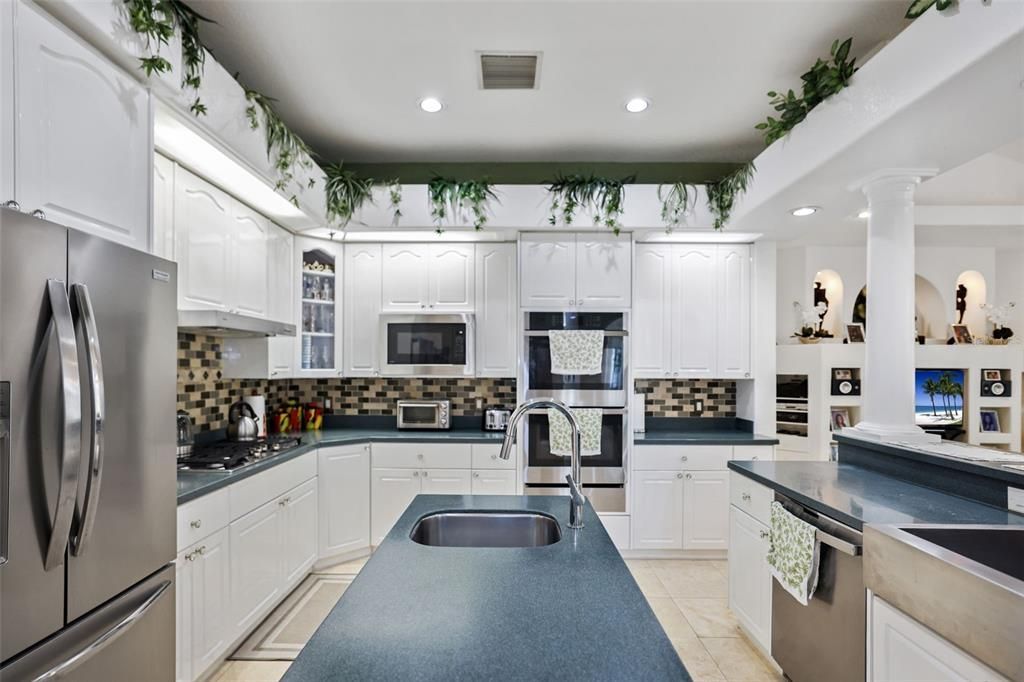 For Sale: $1,500,000 (5 beds, 4 baths, 4703 Square Feet)