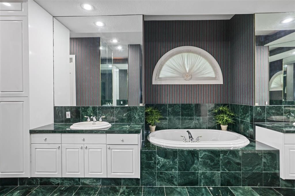 For Sale: $1,500,000 (5 beds, 4 baths, 4703 Square Feet)