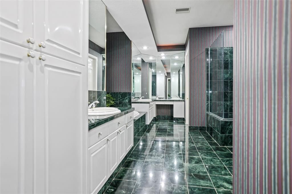 For Sale: $1,500,000 (5 beds, 4 baths, 4703 Square Feet)