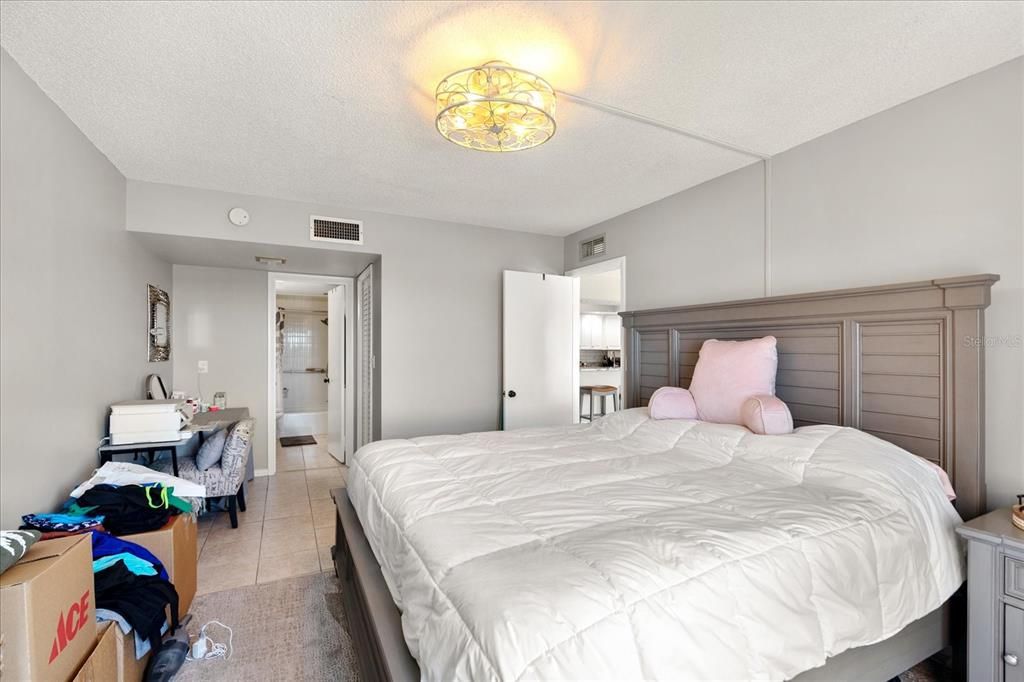 Active With Contract: $199,900 (1 beds, 1 baths, 745 Square Feet)