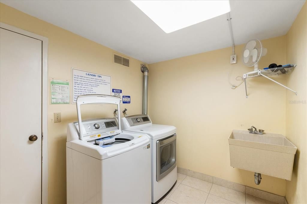 Active With Contract: $199,900 (1 beds, 1 baths, 745 Square Feet)