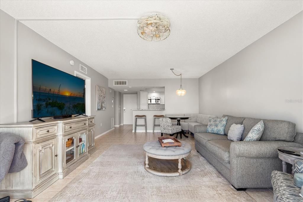 Active With Contract: $199,900 (1 beds, 1 baths, 745 Square Feet)