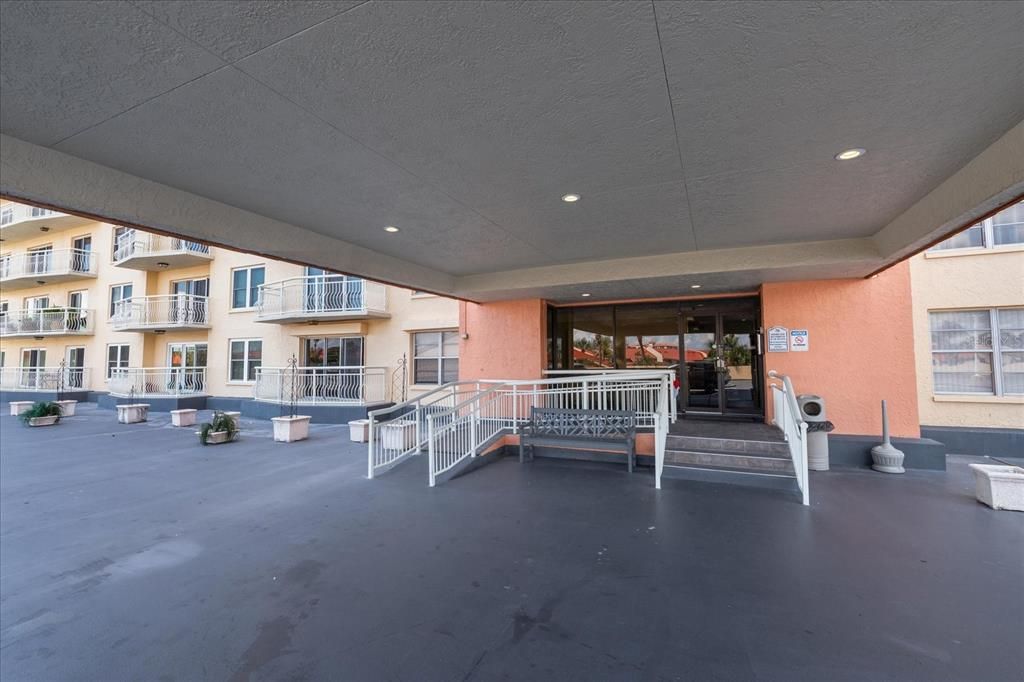 Active With Contract: $199,900 (1 beds, 1 baths, 745 Square Feet)