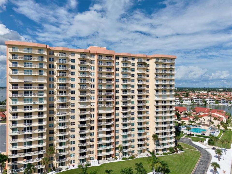 Active With Contract: $199,900 (1 beds, 1 baths, 745 Square Feet)