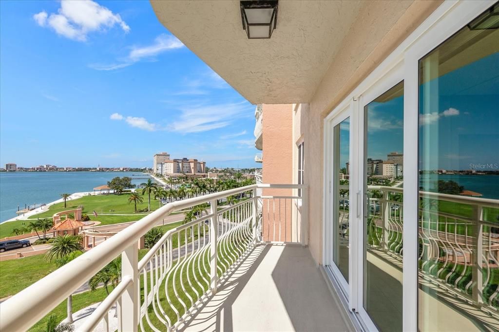 Active With Contract: $199,900 (1 beds, 1 baths, 745 Square Feet)