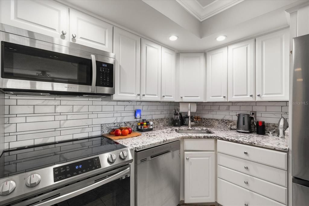 Active With Contract: $199,900 (1 beds, 1 baths, 745 Square Feet)