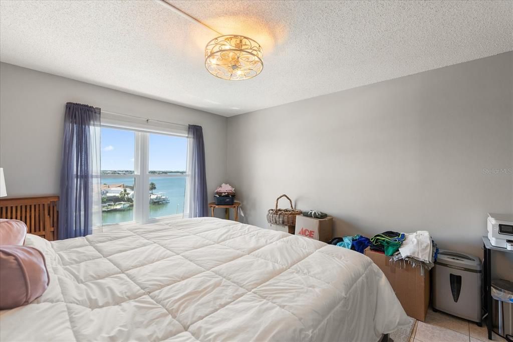 Active With Contract: $199,900 (1 beds, 1 baths, 745 Square Feet)