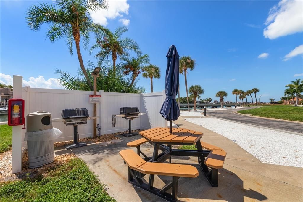 Active With Contract: $199,900 (1 beds, 1 baths, 745 Square Feet)