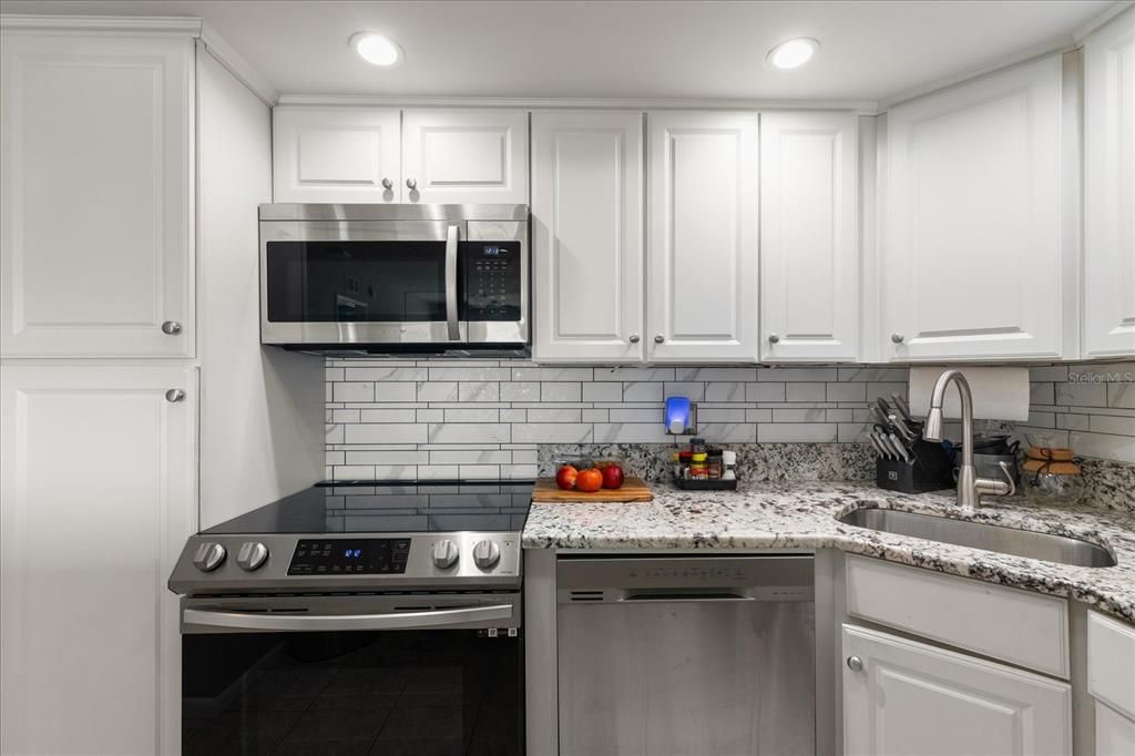 Active With Contract: $199,900 (1 beds, 1 baths, 745 Square Feet)