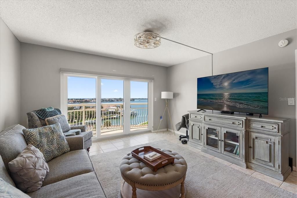 Active With Contract: $199,900 (1 beds, 1 baths, 745 Square Feet)