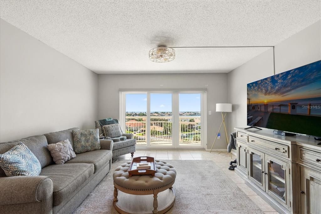 Active With Contract: $199,900 (1 beds, 1 baths, 745 Square Feet)