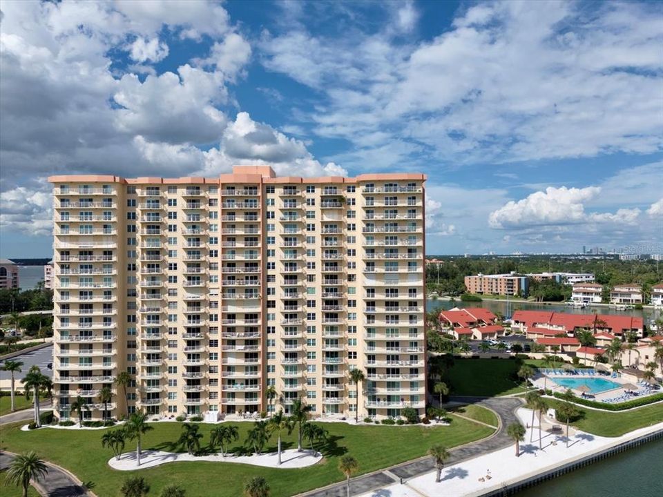 Active With Contract: $199,900 (1 beds, 1 baths, 745 Square Feet)