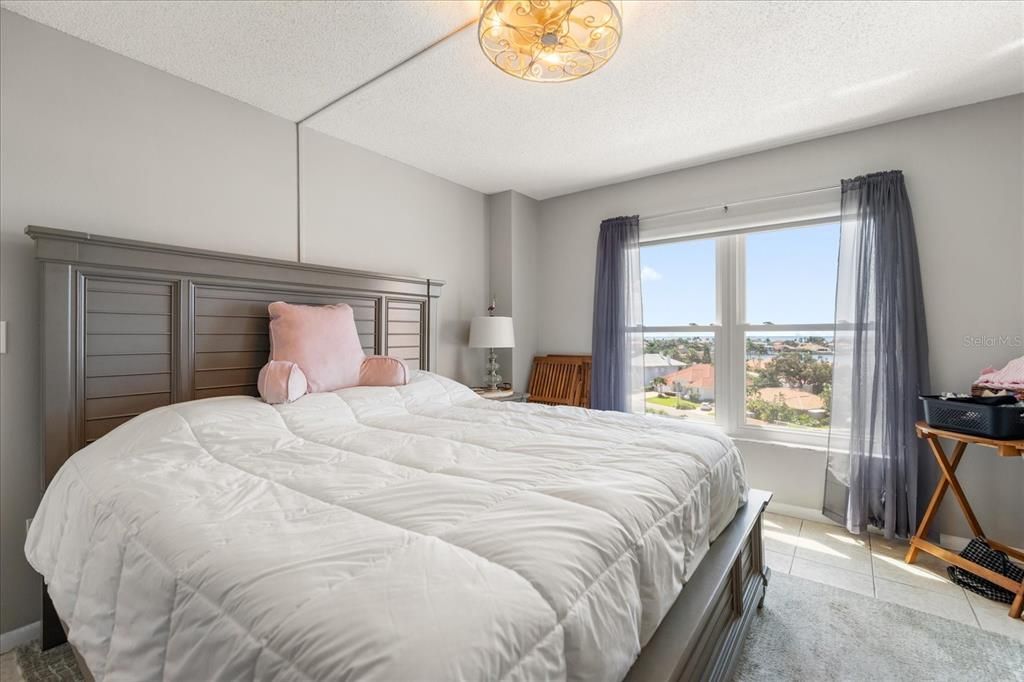 Active With Contract: $199,900 (1 beds, 1 baths, 745 Square Feet)