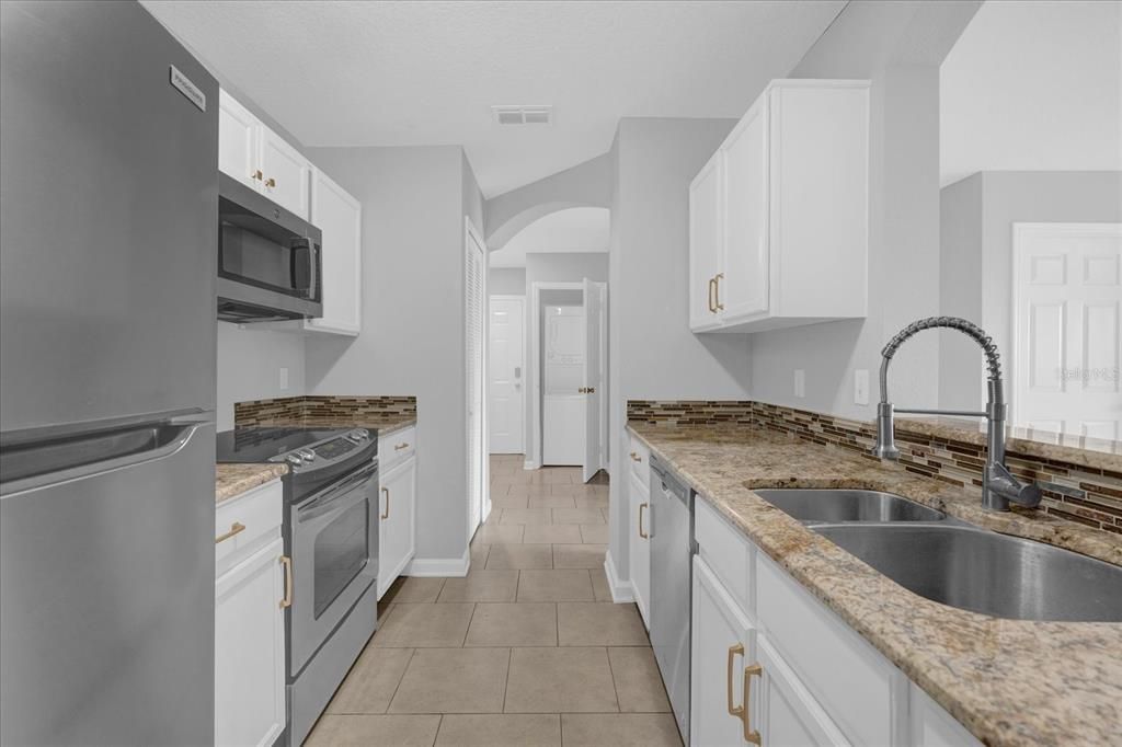 For Sale: $225,000 (2 beds, 2 baths, 1045 Square Feet)