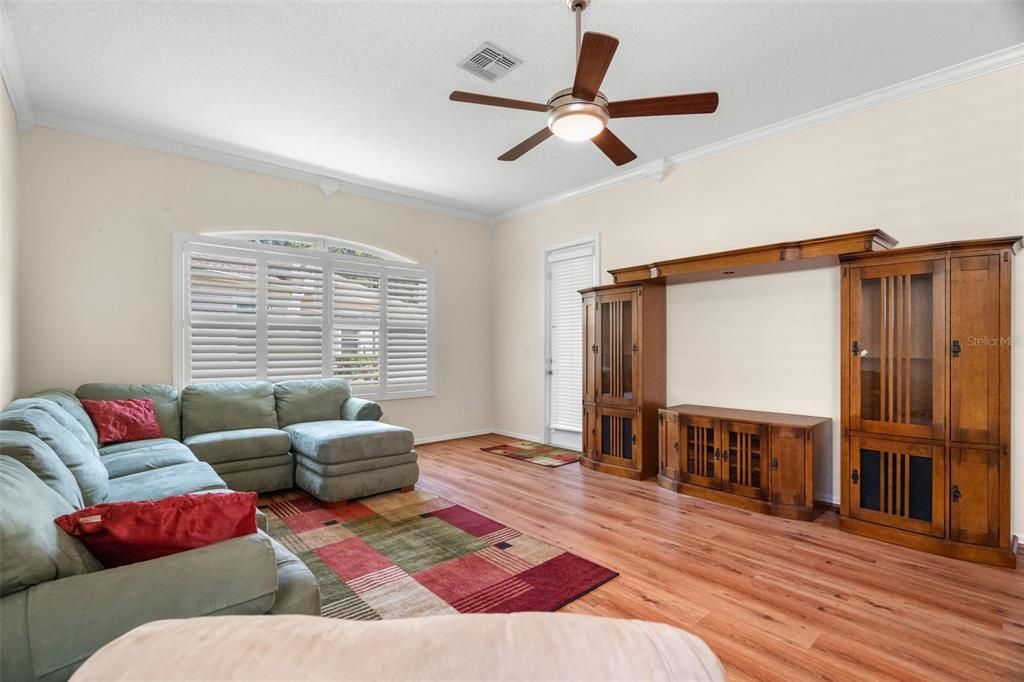 Active With Contract: $299,900 (2 beds, 2 baths, 1404 Square Feet)