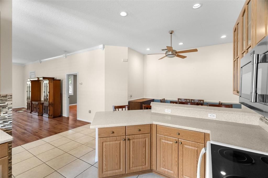 Active With Contract: $299,900 (2 beds, 2 baths, 1404 Square Feet)