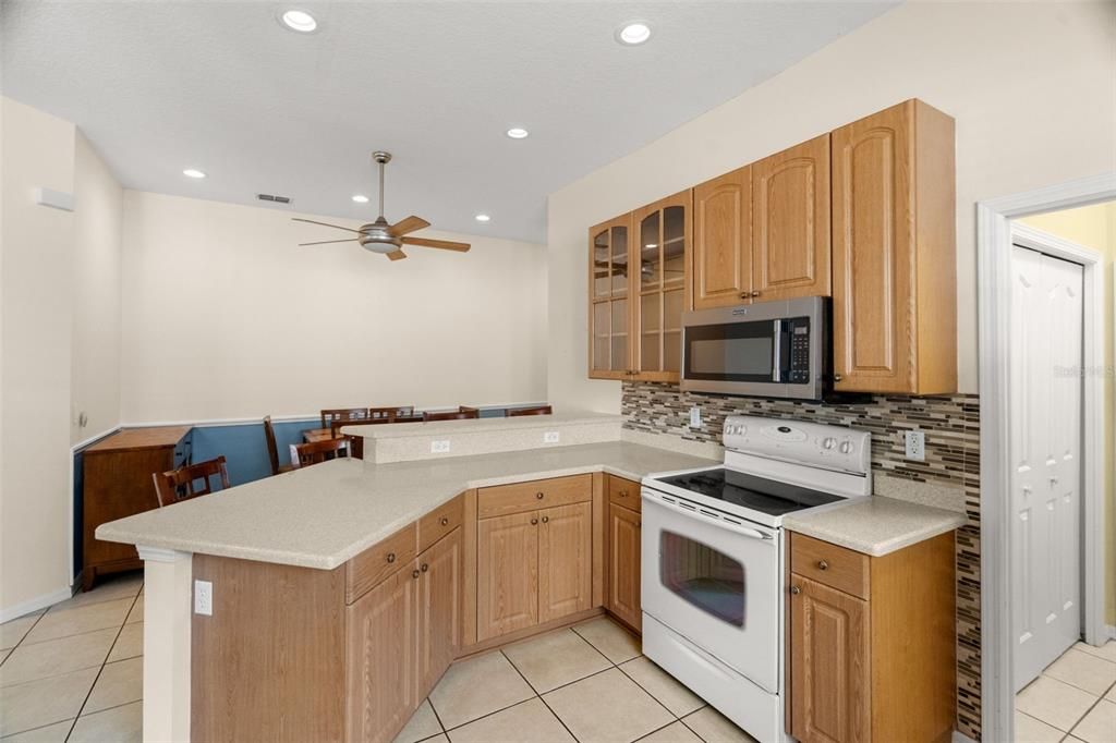 Active With Contract: $299,900 (2 beds, 2 baths, 1404 Square Feet)