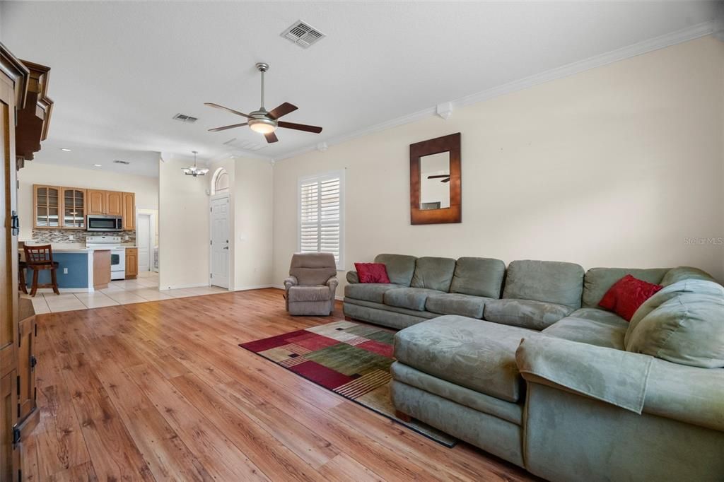 Active With Contract: $299,900 (2 beds, 2 baths, 1404 Square Feet)