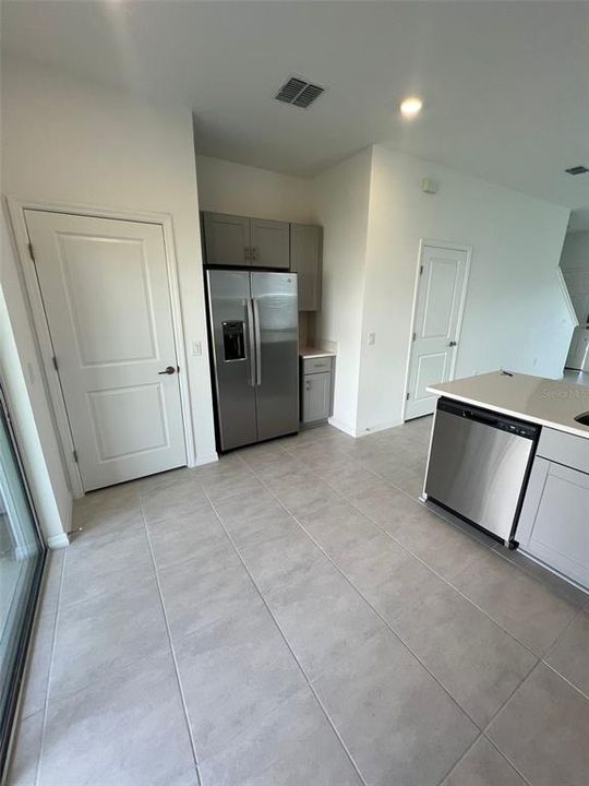 合同活跃: $1,690 (2 贝兹, 2 浴室, 1567 平方英尺)