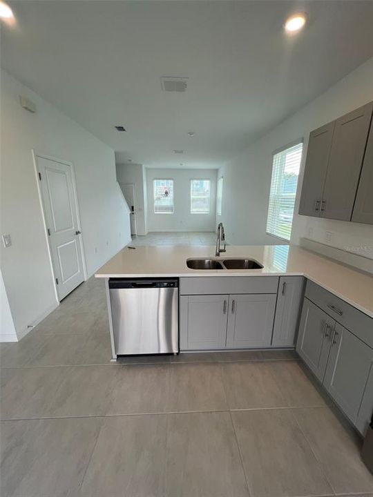 合同活跃: $1,690 (2 贝兹, 2 浴室, 1567 平方英尺)