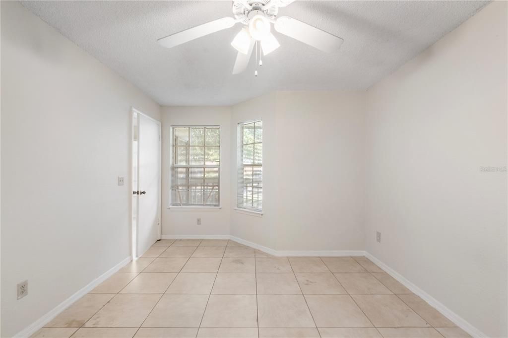 合同活跃: $1,400 (2 贝兹, 2 浴室, 829 平方英尺)