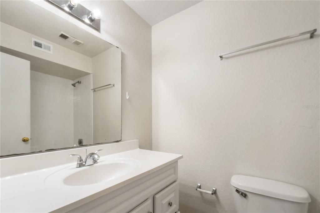 合同活跃: $1,400 (2 贝兹, 2 浴室, 829 平方英尺)