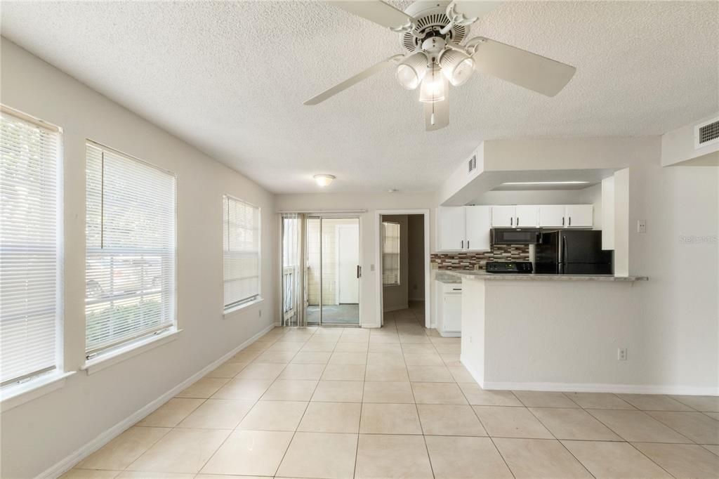 合同活跃: $1,400 (2 贝兹, 2 浴室, 829 平方英尺)