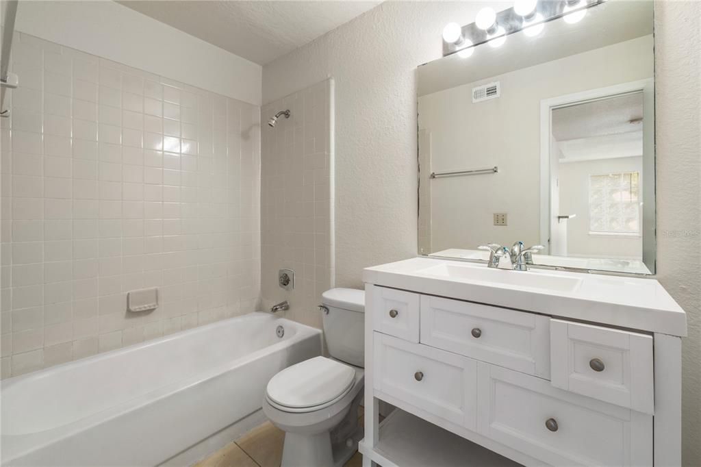 合同活跃: $1,400 (2 贝兹, 2 浴室, 829 平方英尺)