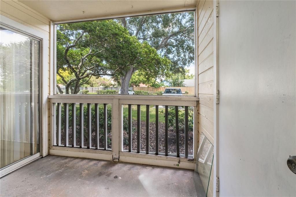 合同活跃: $1,400 (2 贝兹, 2 浴室, 829 平方英尺)