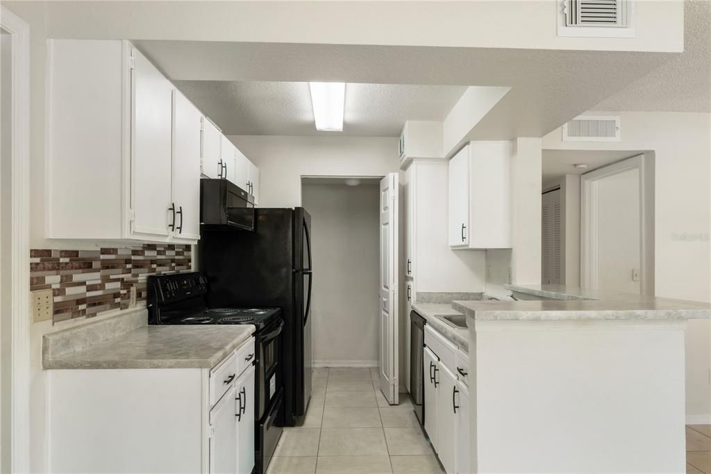 合同活跃: $1,400 (2 贝兹, 2 浴室, 829 平方英尺)