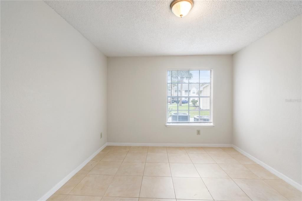 合同活跃: $1,400 (2 贝兹, 2 浴室, 829 平方英尺)