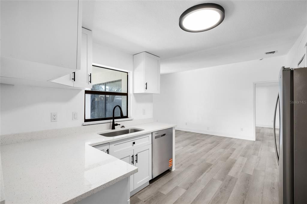 合同活跃: $379,000 (4 贝兹, 2 浴室, 1868 平方英尺)